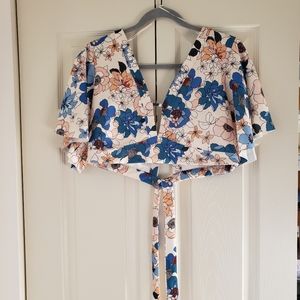 Beautiful flower patterned crop top with tie back and flutter sleeves